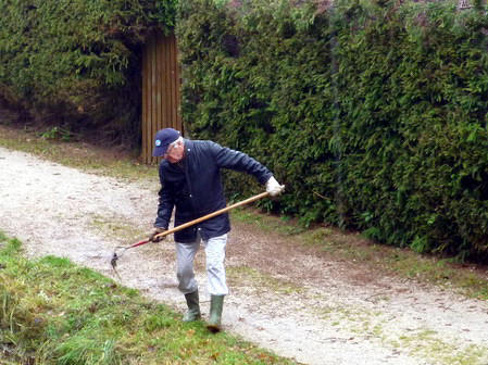 Arbeitsdienst 2010 Wassergraben wird gereinigt.