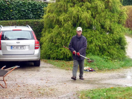 Arbeitsdienst 2010 Wassergraben wird gereinigt.
