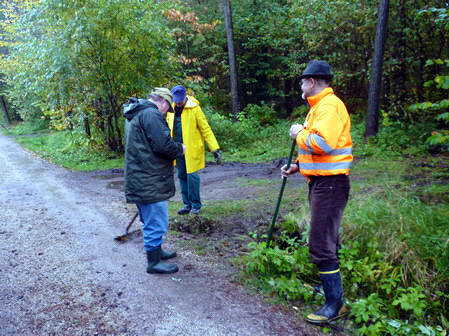 Arbeitsdienst 2010 Wassergraben wird gereinigt.
