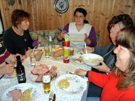 Auch in der Kche wird nun gegessen.