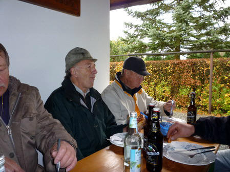 Die vielen Arbeitsdienstler und Helfer haben sich das Bierchen verdient.