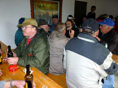 Die vielen Arbeitsdienstler und Helfer haben sich das Bierchen verdient.