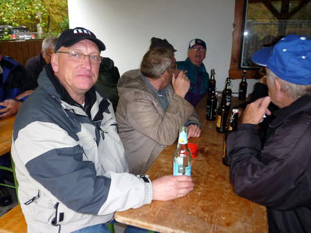 Die vielen Arbeitsdienstler und Helfer haben sich das Bierchen verdient.