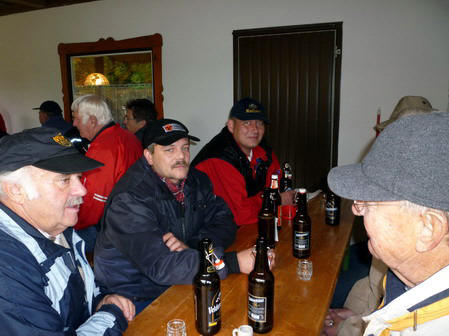 Die vielen Arbeitsdienstler und Helfer haben sich das Bierchen verdient.