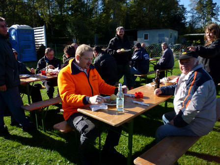 Herr Kutscher von den Bayrischen Staatsforsten (links) und der 1. Vorstand Helmuth Pickel