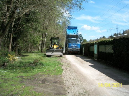 images/Fotos/garten/Arbeitsdienst2011/Weg/Baumaschiene2.jpg