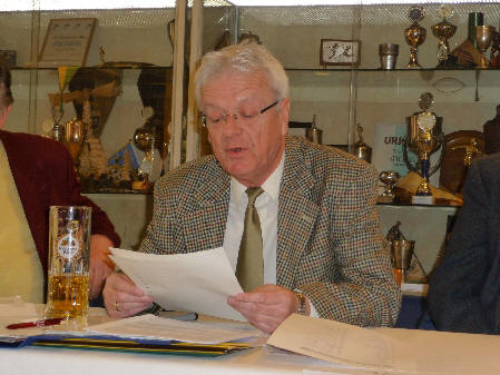 Fritz Reuter verliest das Protokoll