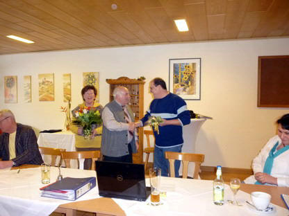 Helmuth Pickel bekam fr seine ber 30 jhrige Ttigkeit als Vorstand ein Geschenk berreicht.