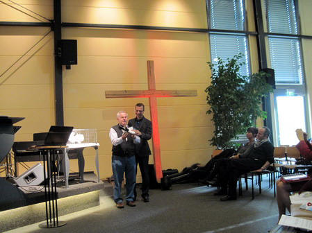 Unser Ehrenmitglied Georg Loos mit Pastor Bachmann.