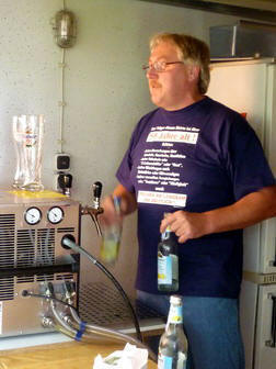 Erwin, der Schankmeister, am Zapfhahn.