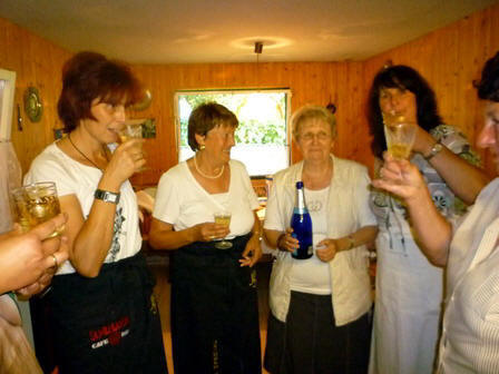 Jutta, Gertraud, die Sektspenderin Hella, Marion..........