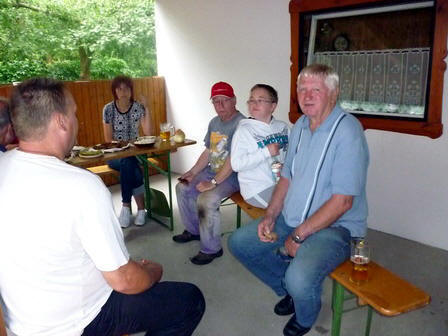 Nach der Arbeit wir sich wieder bei einem gemtlichen Essen und Trinken erholt!