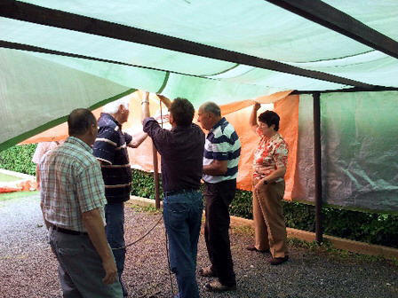 Die berdachung wird gespannt.