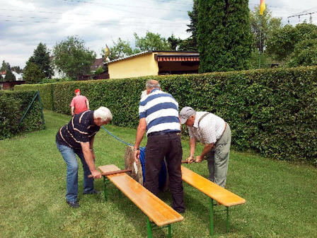 Die Wassermnner rollen den Schlauch aus.